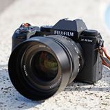 富士フイルム、小型ミラーレスカメラ「FUJIFILM X-S20」の受注を再開