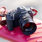 キヤノン、“小型・軽量”フルサイズミラーレスカメラ「EOS R8」を4月