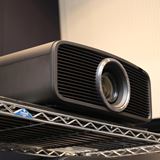 JVC、“ネイティブ4K対応プロジェクターとして世界最小”をうたう