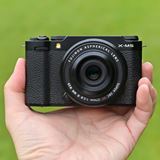 富士フイルム、約355gの軽量ボディを実現したミラーレスカメラ 富士フイルム、約355gの軽量ボディを実現したミラーレスカメラ