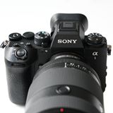 ソニー、AI AF対応のフルサイズミラーレスカメラ「α1 II」を本日12月13