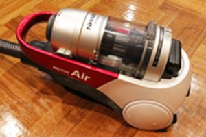 キャニスター型なのにこの軽さ！ しかもコードレス！ シャープ