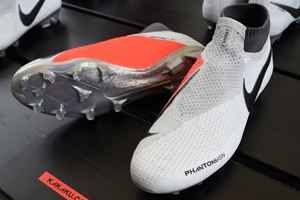 大迫選手の半端ないスパイクは!? サッカー日本代表着用モデル全部見せ