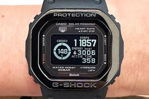 G-SHOCK初の角型デザイン×心拍計！ 生活が変わる「G-SQUAD DW-H5600