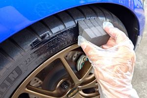 塗り込んで“鬼長く黒々”させるタイヤワックスってどんなもの!? 