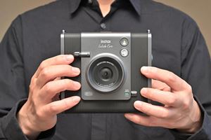 絶対失敗しない最新チェキ「instax SQUARE SQ10」で誰もがアーティスト