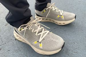アシックスの人気エントリーモデル「GT-2000 NEW YORK 5」を履く
