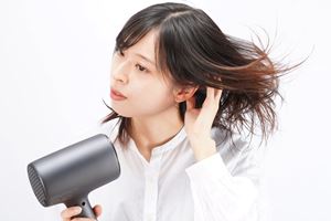 全女子必見のズボラ家電！ ハンズフリーで使える“卓上ドライヤー”が超