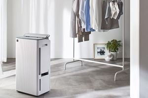 除湿しながら冷たい風で涼めるシャープの冷風機能付き除湿機