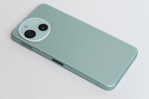 マトリックスケータイ「Nokia 8110」が復活。湾曲ボディにスライドする