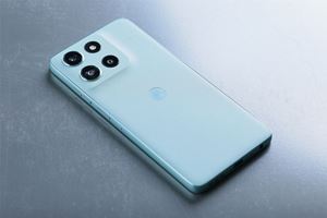 こんな小さなスマホを待っていた！ シャープ「AQUOS R compact