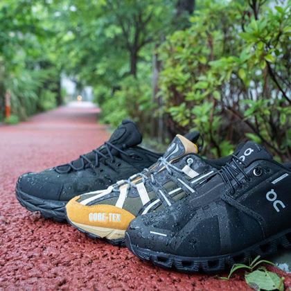 オールブラックのアディダス「NMD_V3 GORE-TEX」は雨にも寒さにも負け