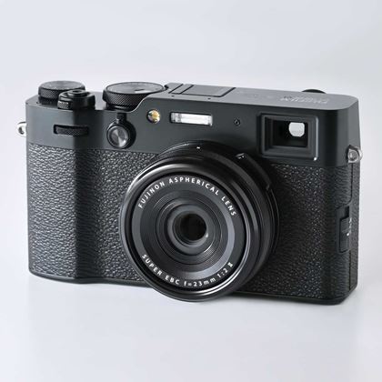 速報！ 富士フイルムの新しい高級コンデジ「X100V」がベールを脱いだ 