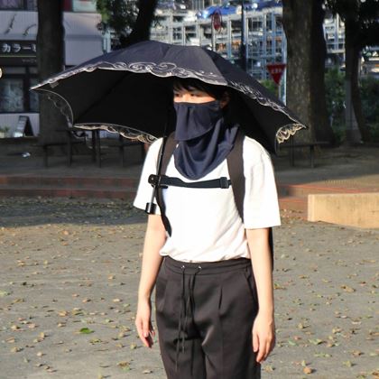 見た目はちょっとアレだけど……「背負える日傘」が猛暑も快適にし