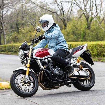 トゥヴェール クルーザータイプでも色あせないスポーツ性能！ ドゥカティ