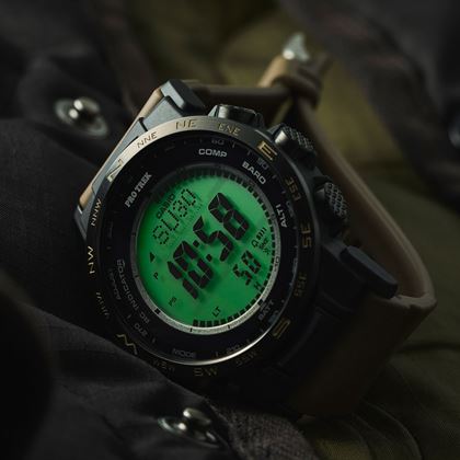 キャンプで！ 街で！ スッキリ小顔で話題のカシオ「プロトレック」最新