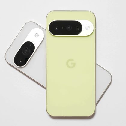 ホワイト スマートフォン デュアルカメラ 約5.8インチ縦長液晶にデュアルカメラを備える、ファーウェイ