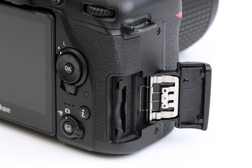 賛否両論のニコン中級一眼レフ「D7500」の特徴と立ち位置を整理 賛否両論のニコン中級一眼レフ「D7500」の特徴と立ち位置を整理