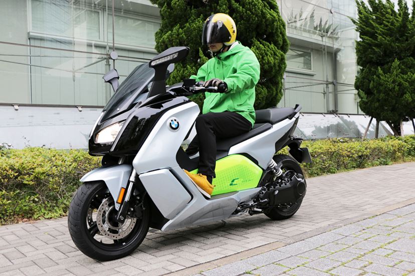 未来を感じる軽二輪クラスの電動バイク！ BMW「C evolution」で“駆け抜ける歓び”を実感 - 価格.comマガジン