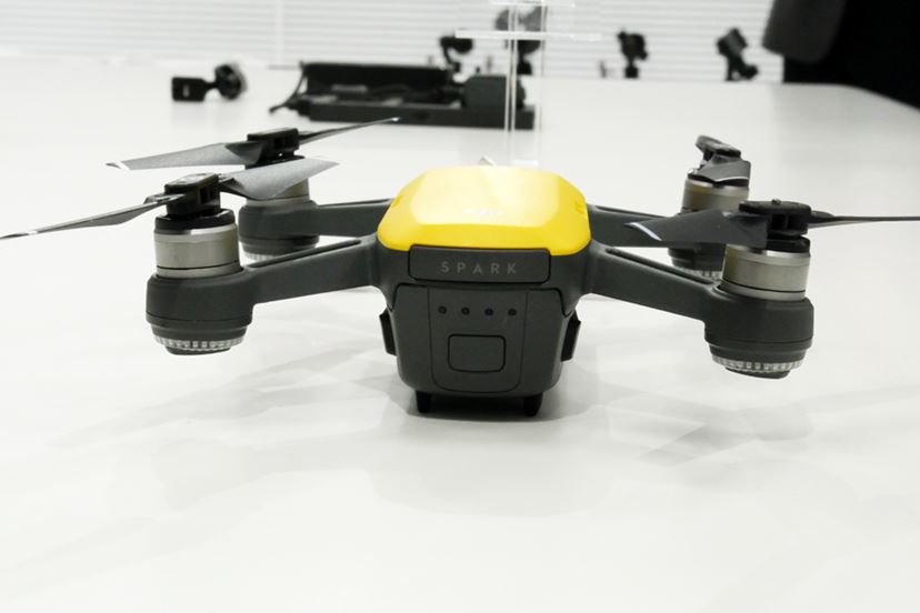 ドローンデビューに最適な「DJI SPARK」が登場！ 手のひらサイズでスマホも不要 - 価格.comマガジン