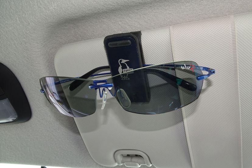 サングラスホルダー 黒 サングラス 眼鏡 バイザー めがね 車内 車 カー用品
