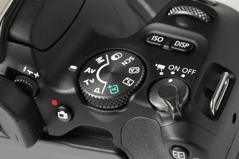 バリアングル一眼レフの小型・軽量モデル「EOS Kiss X9」が新登場