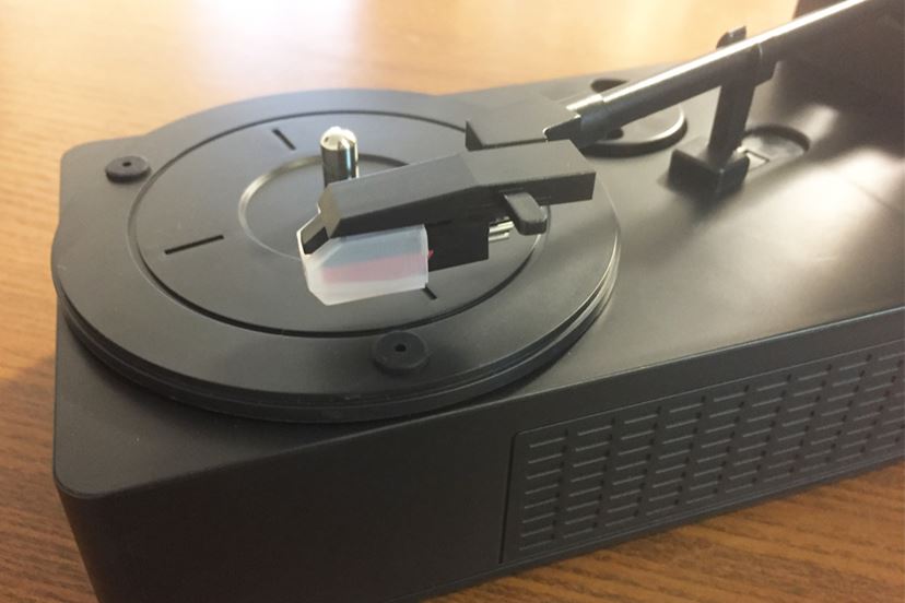 持ち運べる”レコードプレーヤーで、いつでもレコード聴き放題