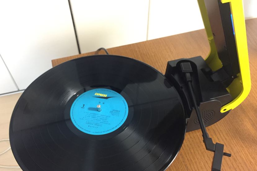 持ち運べる”レコードプレーヤーで、いつでもレコード聴き放題