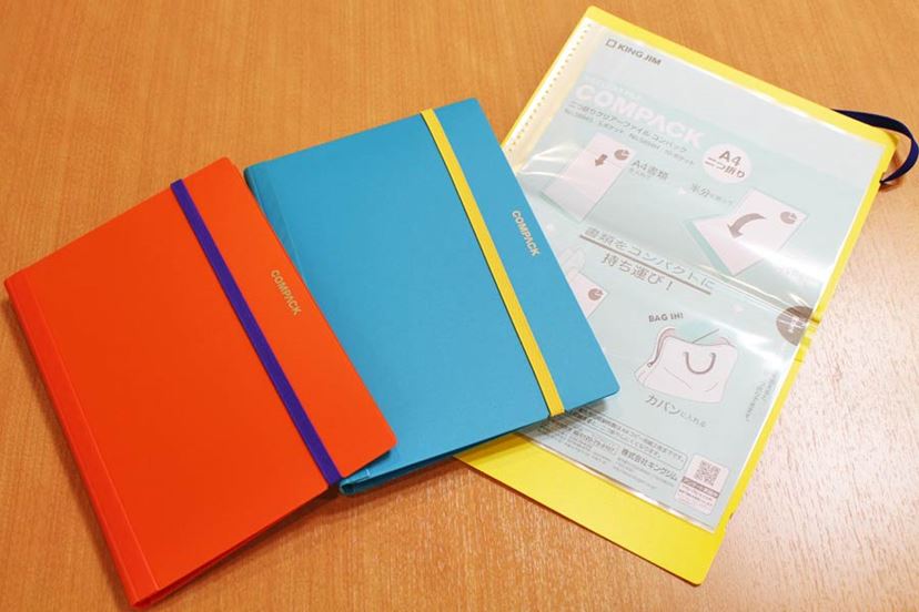 小さなカバンでもOK！ A4書類を“1/2サイズ”にできるファイル - 価格