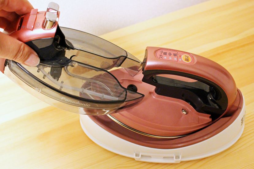 価格.comで人気のコードレスアイロン、パナソニック「Wヘッドベース