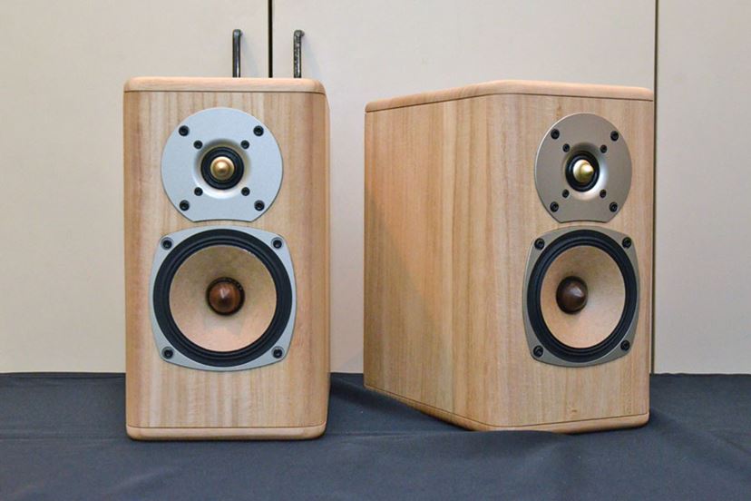 スピーカー全体で和楽器のような響きを再現！ オンキヨーから桐を使っ