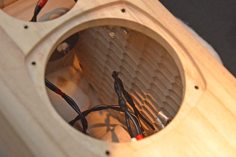 スピーカー全体で和楽器のような響きを再現！ オンキヨーから桐を使っ