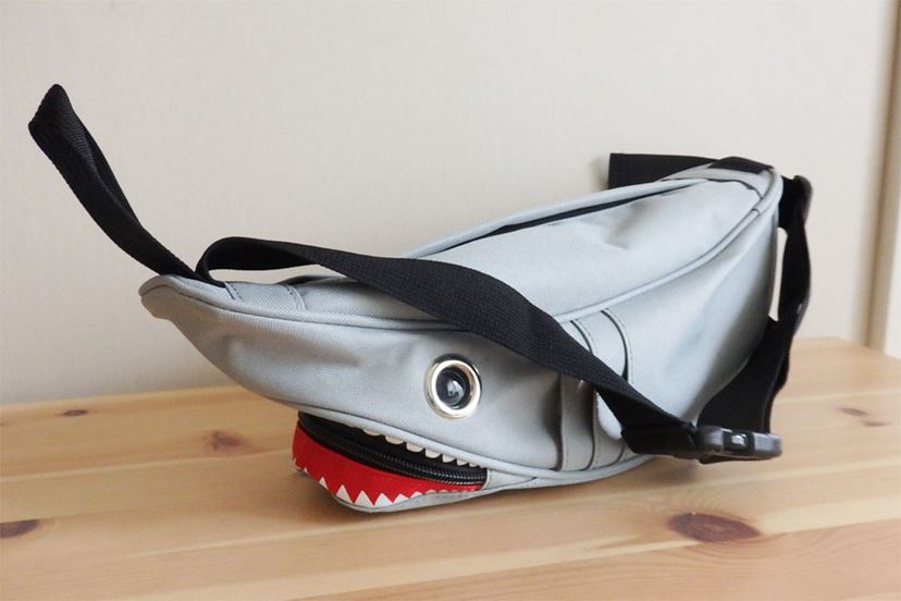 物をジョーズに収納できる「サメ型ウエストポーチ」で楽しく外出