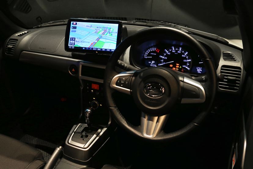 大画面カーナビ初の「スイングディスプレイ」搭載！ パナソニック