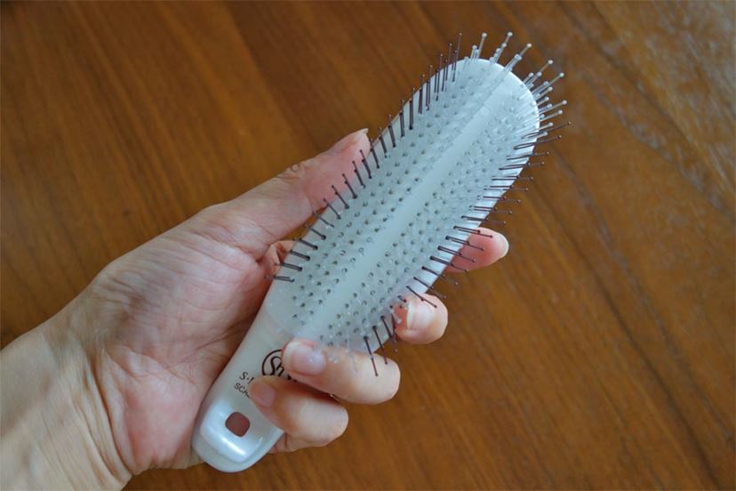 Mous. スカルプブラシ ホワイト Mous. スカルプブラシ ホワイト シャンプーしながら使うんだって