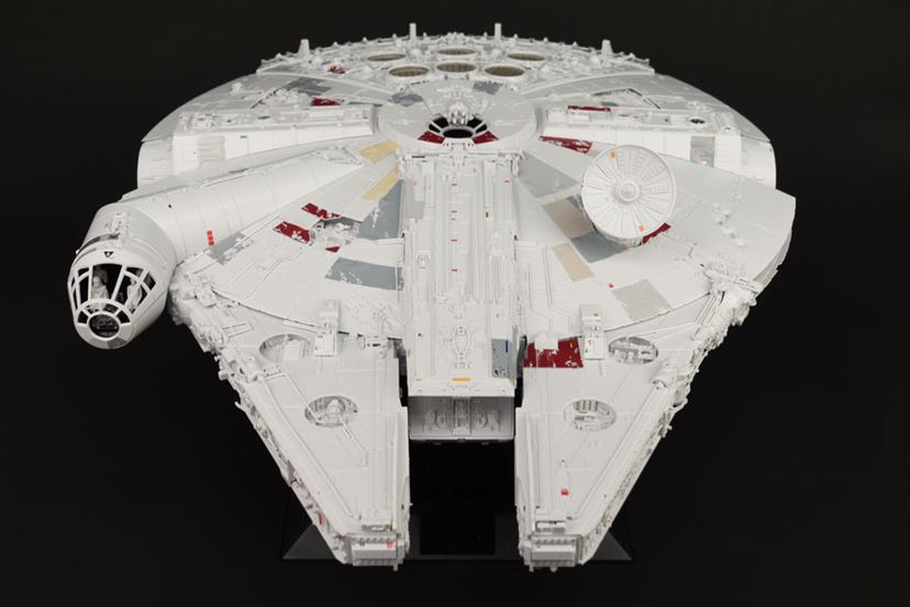 スター・ウォーズのファルコン号を完全再現！ 最高峰プラモを35