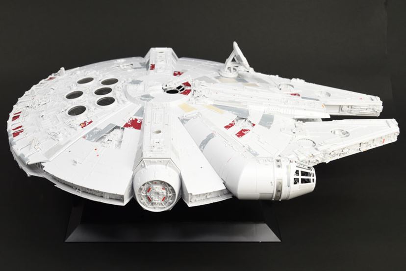 スター・ウォーズのファルコン号を完全再現！ 最高峰プラモを35