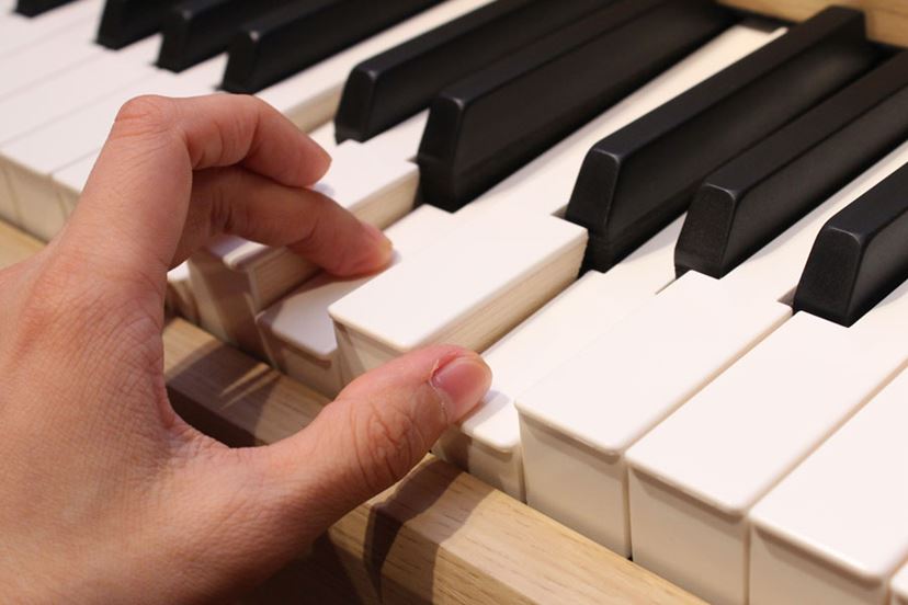 オーディオ的進化を遂げるカワイ電子ピアノ！ オンキヨー共同