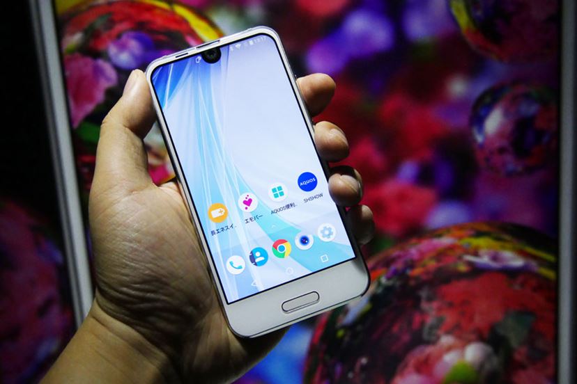 シャープの超狭額縁コンパクトスマホ「AQUOS R compact」速攻フォト