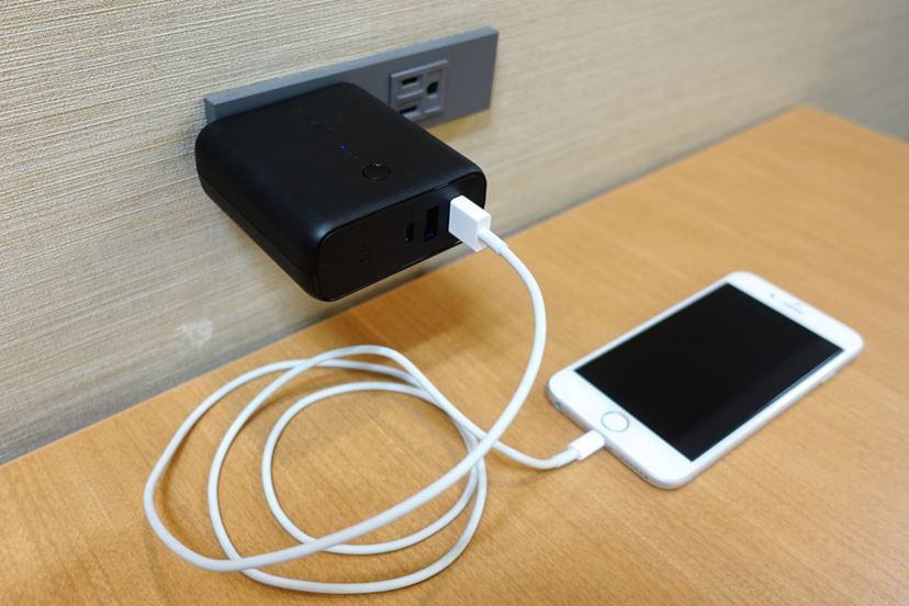充電器とモバイルバッテリーが一体化! これで荷物が1つ減る♪ - 価格 充電器とモバイルバッテリーが一体化! これで荷物が1つ減る♪ - 価格