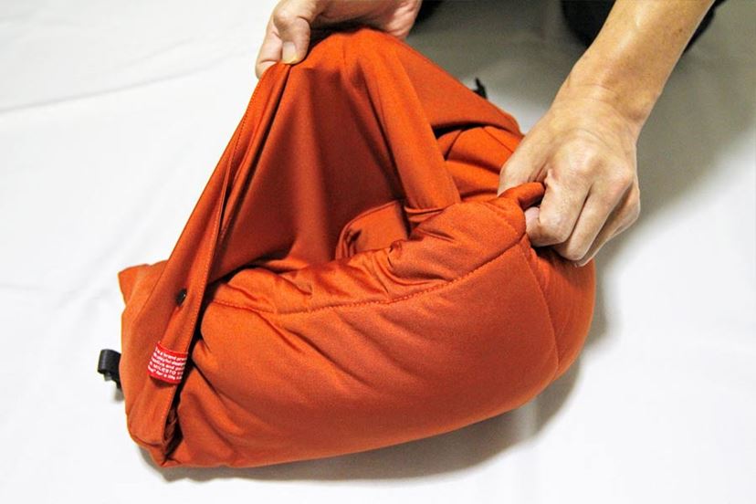 旅行のお供！ ブランケットにもなるネックピローで移動が快適に