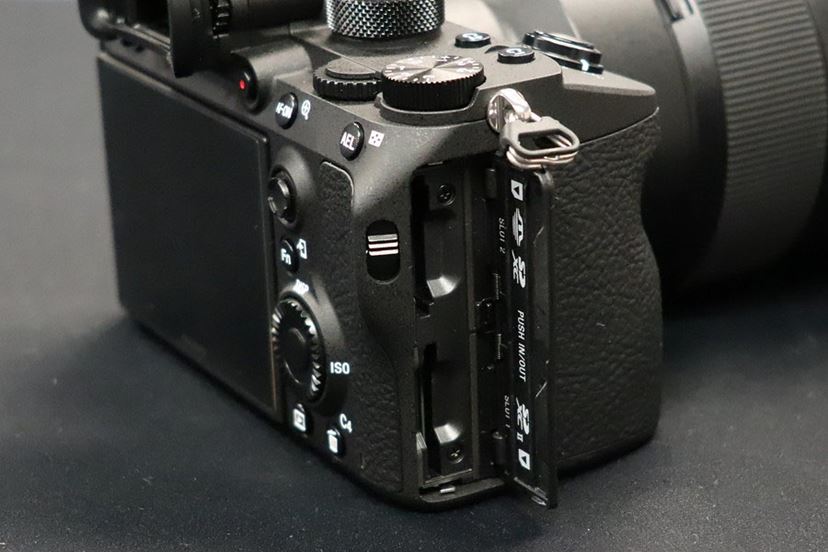 Sony A7R III ソニー　カメラ camera Alpha 7R III 35 mm full-frame camera with autofocus | ILCE