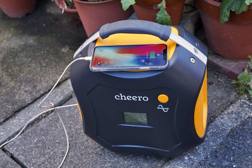 容量ありすぎw スマホを50回充電できる超巨大モバイルバッテリー