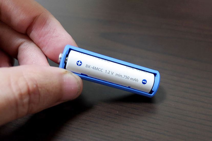 スマホで操作できる電池「MaBeee」で“ミニ四駆と一緒に走る”を実現