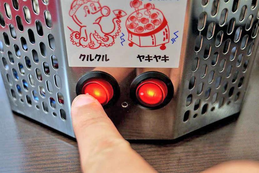 たこ焼きが勝手に回転!? “自動たこ焼き器”の動きがシュールすぎるw
