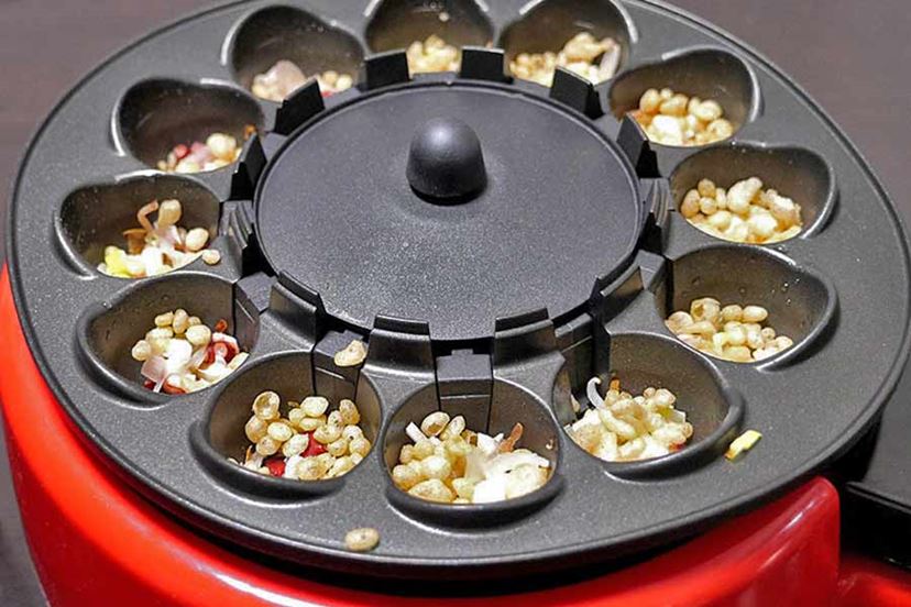 たこ焼きが勝手に回転!? “自動たこ焼き器”の動きがシュールすぎるw