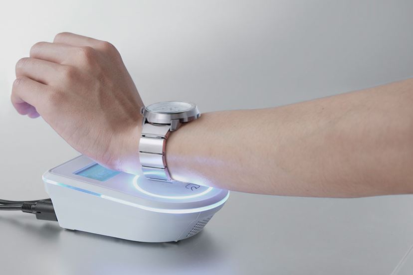 ソニー「wena wrist」、高級感のある上質モデルとスポーティーなGPS 