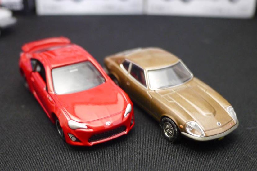 トミカリミテッドヴィンテージNEO ハッチバック2000 XE-Ⅱ 赤白セット トミカリミテッドヴィンテージNEO ハッチバック2000 XE-Ⅱ 赤白