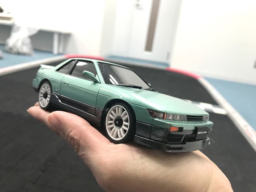 模型女子が、バブル期のデートカーで有名な日産「シルビアS13
