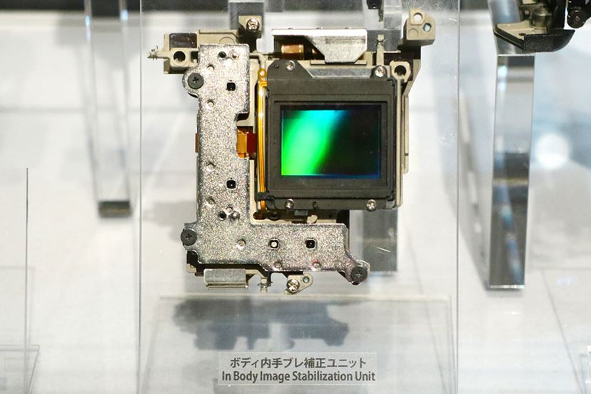富士フイルム、最大5.5段分のボディ内手ブレ補正搭載の最上位機 富士フイルム、最大5.5段分のボディ内手ブレ補正搭載の最上位機